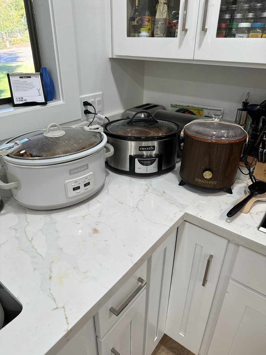 chip_setzer's tweet photo. My work here is done - 4 hours to go for Pumpkin Carving party time #Dutchboss favorite event of the year! 

Meat Chili 🌶️ 
4 Bean Chili 🌶️ 
Pork/Red Bean Chili - no 🌶️ https://t.co/DGaivQfQ3R