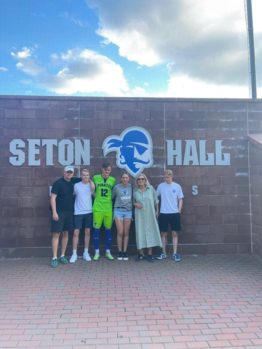 RoordaB's tweet photo. Trots op deze Kanjers❤️!@SHUMSOC Senior Day https://t.co/Ofv6yZZKHa