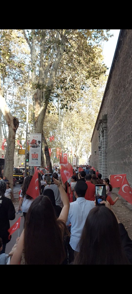 jeoalbant's tweet photo. Mutlu umutlu döndük eve
100. yıla yakışır büyüklükte program yok derken halk siyasilere resmen ders verdi;
🇹🇷100.yıla yakışır şekilde #İstanbul'da 7'den 70'e her kesimden inanılmaz bir kalabalık Cumhuriyete Atasına sahip çıktı. 
İlk kez böylesini gördüm!
Eminim tüm yurt  böyleydi https://t.co/hHiliLQ4zz