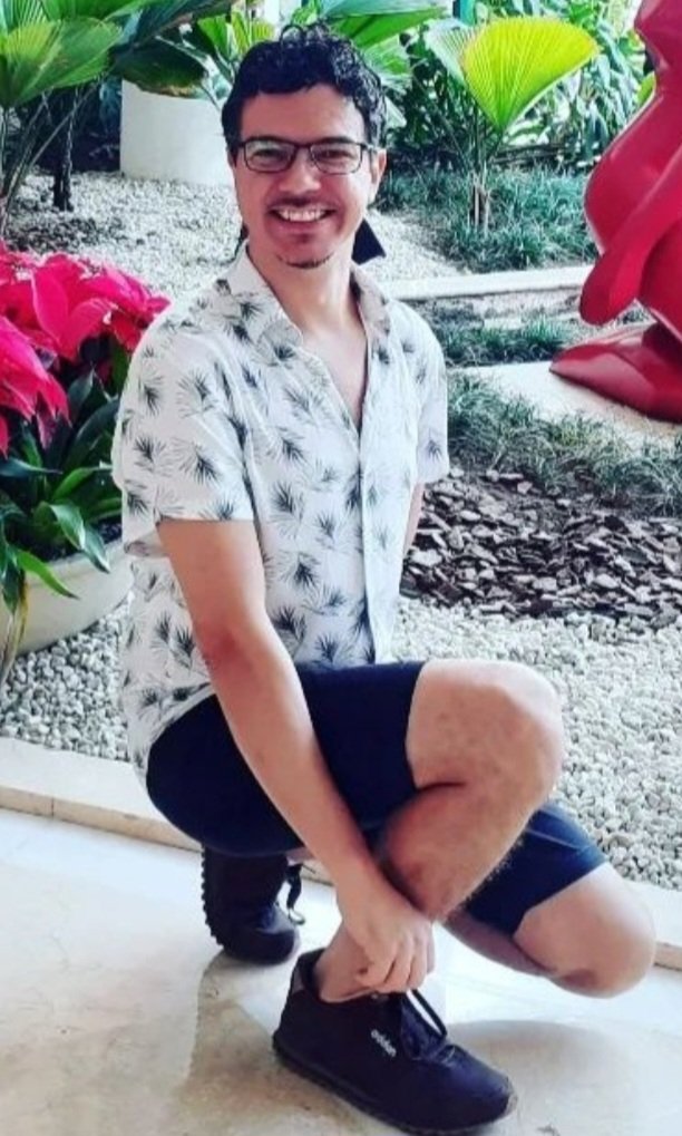 ESSE CARA QUEBROU O FEMUR DE UMA SENHORA DE 86 ANOS DE PROPOSITO 
É UM ESQUERDISTA RADICAL 
CUIDADO !!!!!!

ESTÁ SOLTO EM LUGAR INCERTO E NÃO SABIDO 

-fiquem de olho