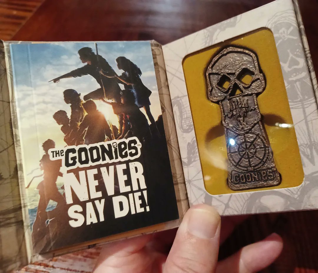 OhSooShaw's tweet image. Whilst in my local #waterstones earlier, I saw a new #collectable miniature they have. A rather fantastic die-cast metal #skeletonkey from #TheGoonies 🎬.
Really nicely presented prop, very weighty and great detail, with a fitting stand to display 😀 👍