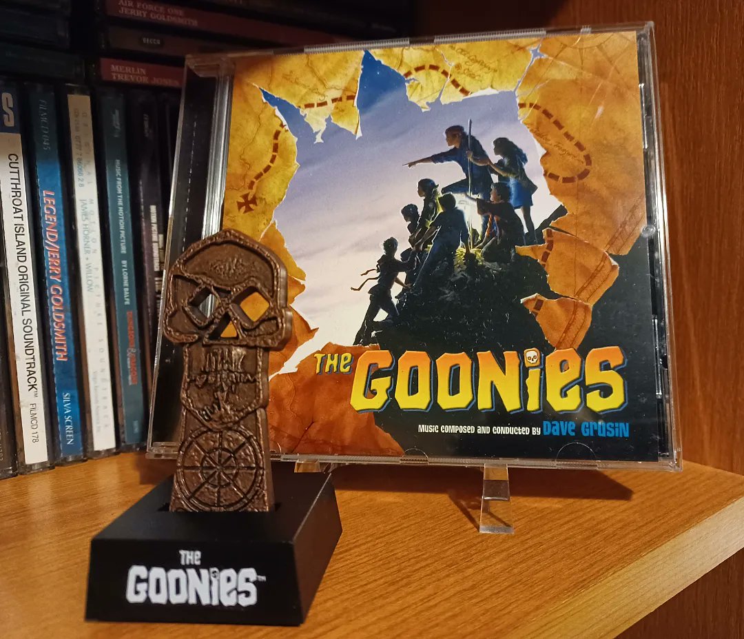 OhSooShaw's tweet image. Whilst in my local #waterstones earlier, I saw a new #collectable miniature they have. A rather fantastic die-cast metal #skeletonkey from #TheGoonies 🎬.
Really nicely presented prop, very weighty and great detail, with a fitting stand to display 😀 👍