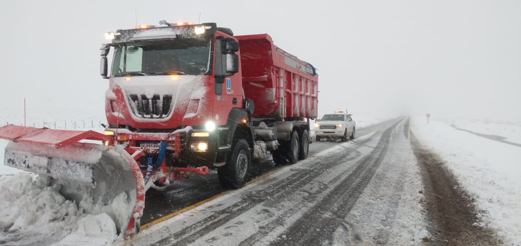 Marceyap's tweet photo. ⚠️ #Chubut 29/10/2023
Un día con mucho trabajo para las cuadrillas de #VialidadNacional, que desde muy temprano salieron a despejar la calzada en la Ruta N40, luego de una intensa nevada entre #Esquel- #Epuyen. 
La calzada quedó despejada. ❗Precaución.
@JornadaWeb @ElChubut https://t.co/siIlHeQWUf