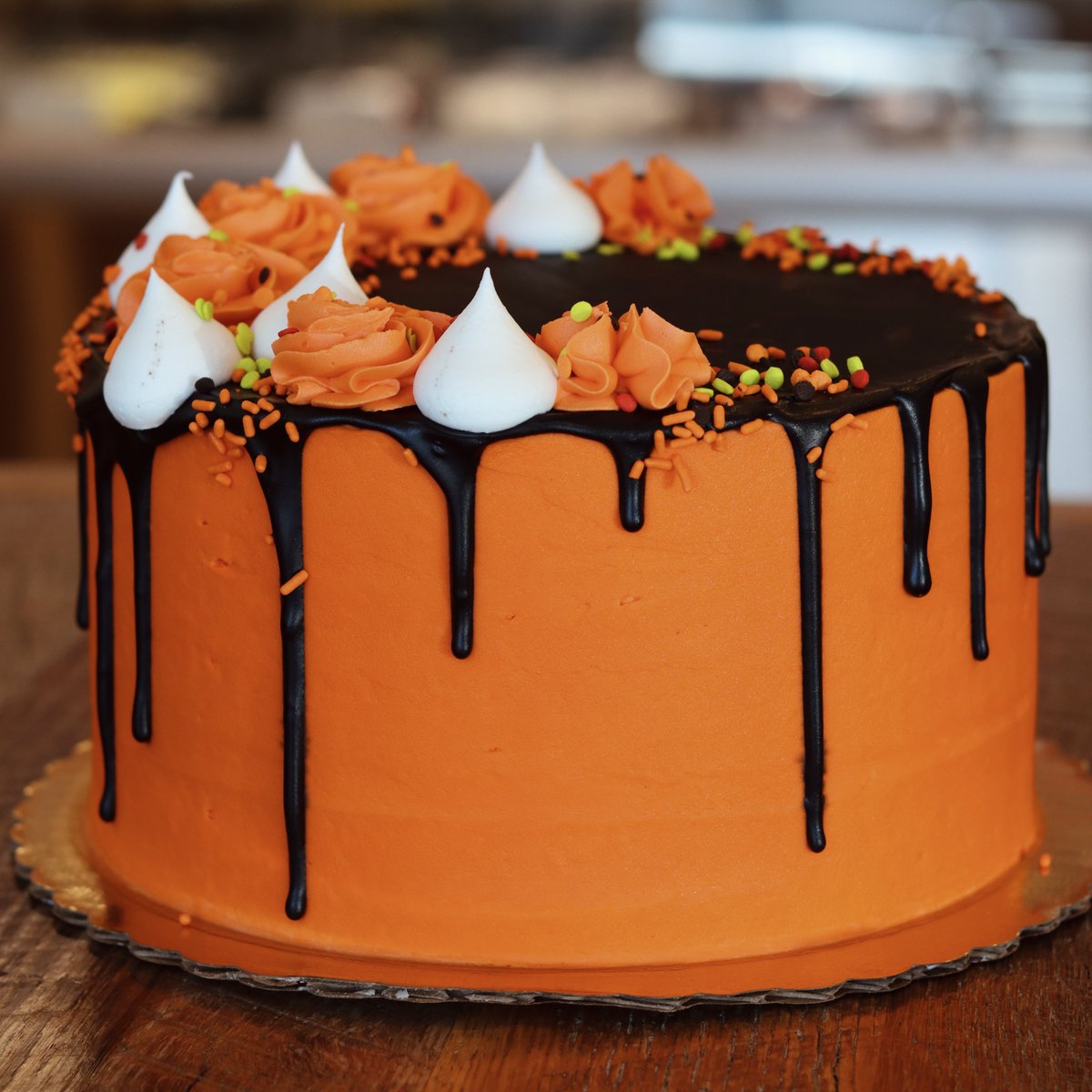 3brothersbakery's tweet image. Which Halloween-inspired cake steals your heart? 💜💚 From neon eyes to classic oranges, these cakes are a treat! 🕷️👁️

#halloweencake #halloween #cake #cakedecorating #cakesofinstagram #halloweenparty #happyhalloween #halloweenfood #halloweendecor #cakedesign
