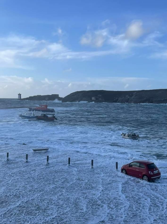 Les grandes marées expliquées aux estivants en deux photos 😅
#LeConquet
#Finistere