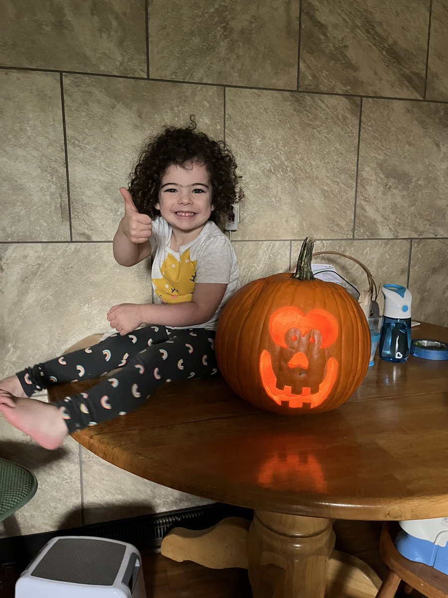 hetdeangelo's tweet photo. Pumpkin decorating &amp; carving time!! 🎃 @MarcusPDeAngelo https://t.co/UR132alVND