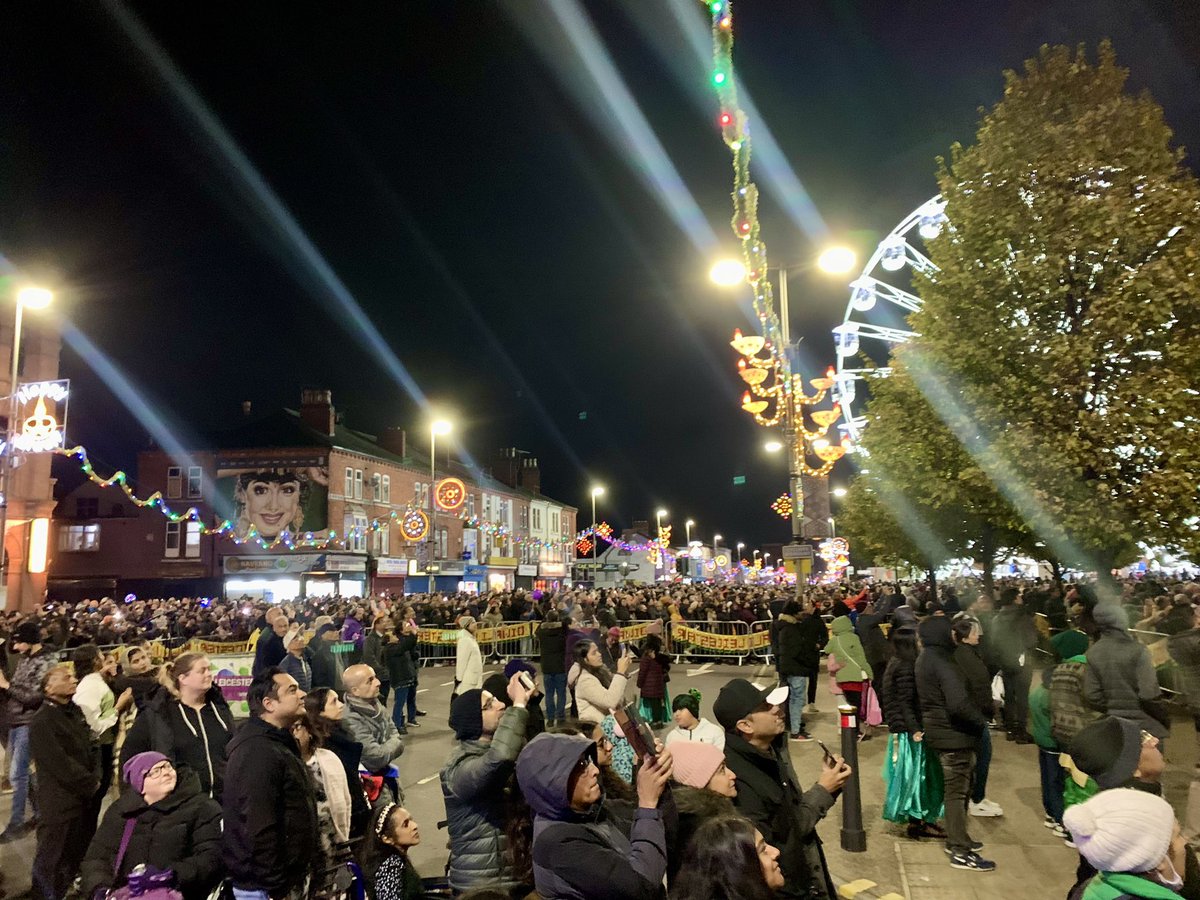 HemanttBhatia's tweet photo. #Leicester #Diwali Lights Switch On. Great excitement all around. https://t.co/e40vhT3wW0