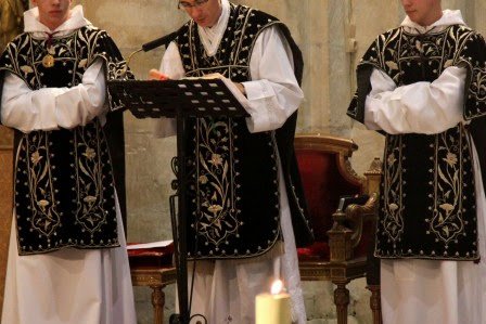 FPitois's tweet photo. @PrinceDesPoetes @Philocognitif *tuniques (ex-sous-diaconales), pour être exact.
L'ouvroir paroissial fait des merveilles, tant pour les ornements classiques/romains (messe grégorienne dominicale &amp; fêtes) que pour ceux modernes/baroques (messe "ordinaire" dominicale).

(Sélection d'ornements romains) https://t.co/aDyFKBf84l