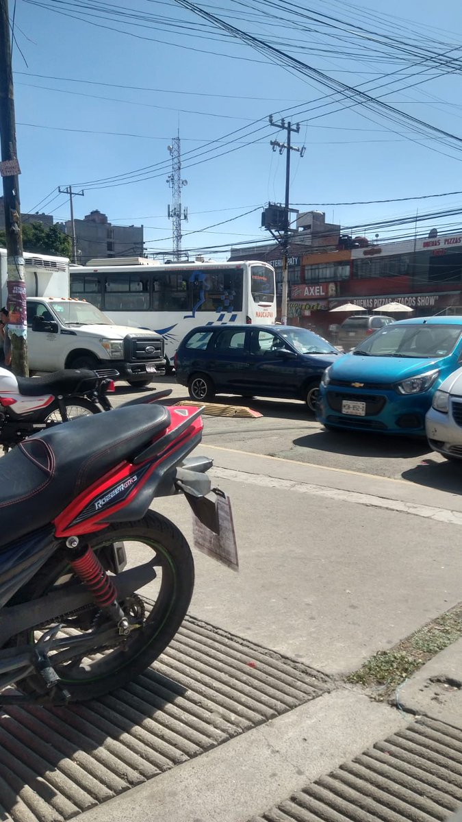 oskarito_mtz19's tweet photo. @UCS_GCDMX @AzcapotzalcoMx podrían por favor mandar una grúa a Av. El rosario, junto al Town center, nuevamente hay vehículos en doble y triple fila e invadiendo ciclopista. Muchas gracias. https://t.co/0JVZLZY7eO