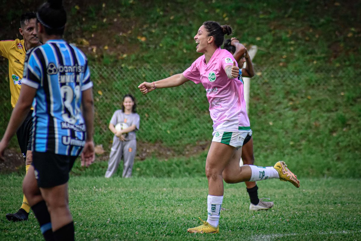 Carol__Freitas's tweet photo. 🇳🇬 É HISTÓRICO!! 

Pela primeira vez, desde as reaberturas do departamentos, um time do Interior vence a dupla Gre-Nal no Gauchão Feminino (!!!!) 

Juventude faz 2 a 0 sobre o Grêmio pela quinta rodada. Os gols foram de Greyce e Karol. 

📸 Gabriel Tadiotto https://t.co/KzZEkRfdIC