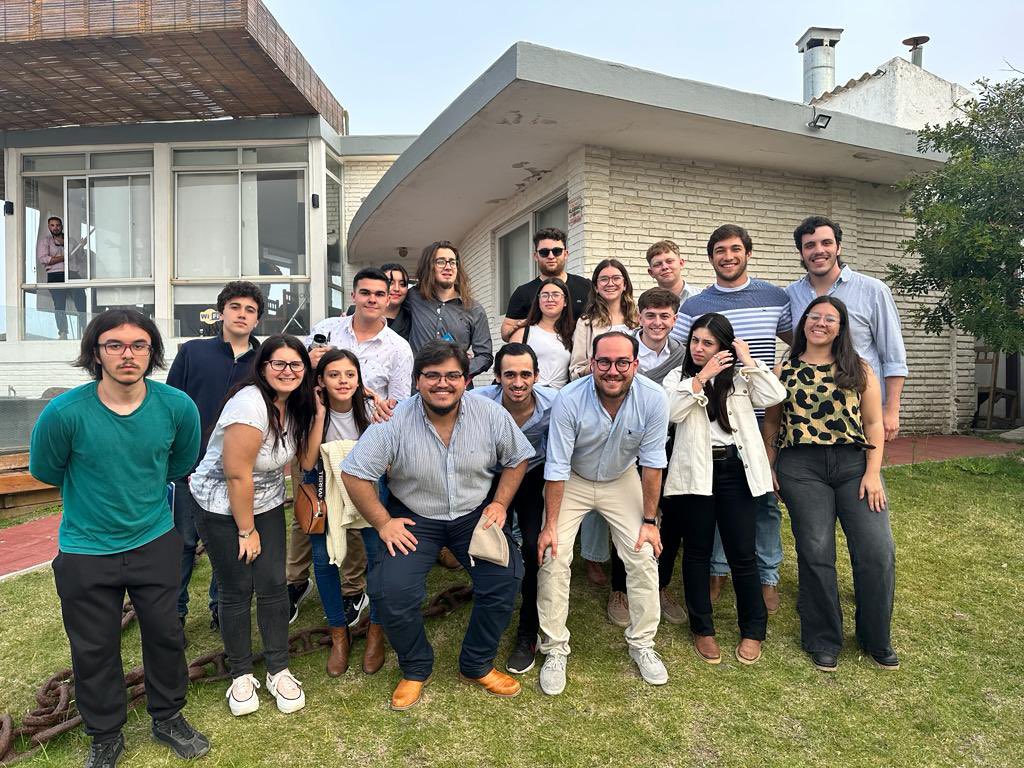 CdjRocha's tweet photo. Cerramos la jornada en casa! 

Las comisiones departamentales de la región sureste @ todas nos encontramos este fin de semana en La Paloma para intercambiar y comenzar a gestar propuestas para un nuevo programa de gobierno del @pnacionaljoven . 

Gracias a todos! https://t.co/qDtaHNoG2t