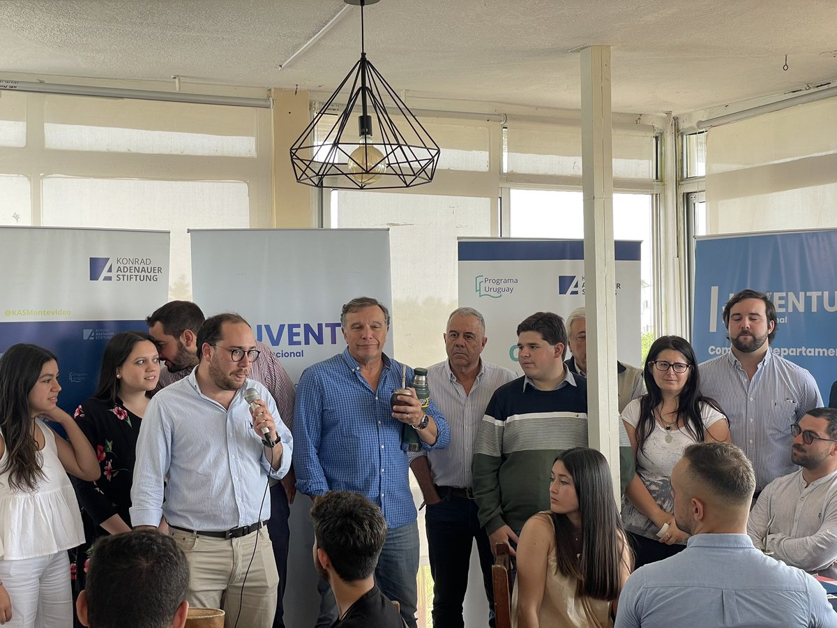 CdjRocha's tweet photo. Cerramos la jornada en casa! 

Las comisiones departamentales de la región sureste @ todas nos encontramos este fin de semana en La Paloma para intercambiar y comenzar a gestar propuestas para un nuevo programa de gobierno del @pnacionaljoven . 

Gracias a todos! https://t.co/qDtaHNoG2t