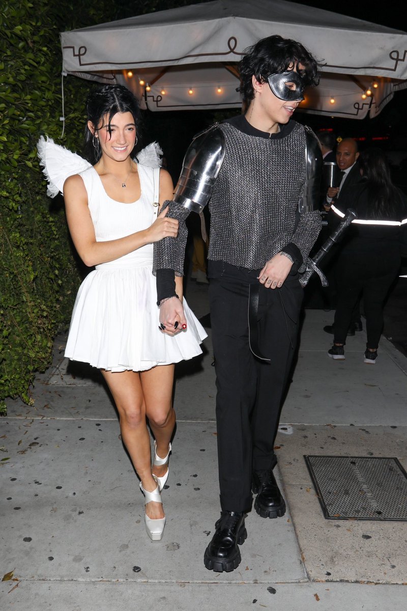 agelesshealth2's tweet image. Charli D'Amelio and boyfriend Landon Barker dressed as Romeo and Juliet for Halloween.

Awww...they look cute!

#charlidamelio #landonbarker #celebrities #celebrity #Halloween2023 #halloween #HalloweenCosplay #halloweencostume