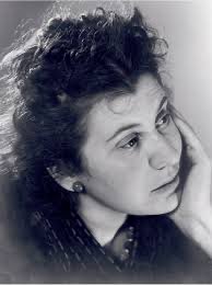 “En laten we ervan doordrongen zijn, dat ieder atoompje haat, dat wij aan deze wereld toevoegen, haar onherbergzamer maakt dan ze al is.”

– Etty Hillesum, in haar dagboek op 23 sept. 1942.