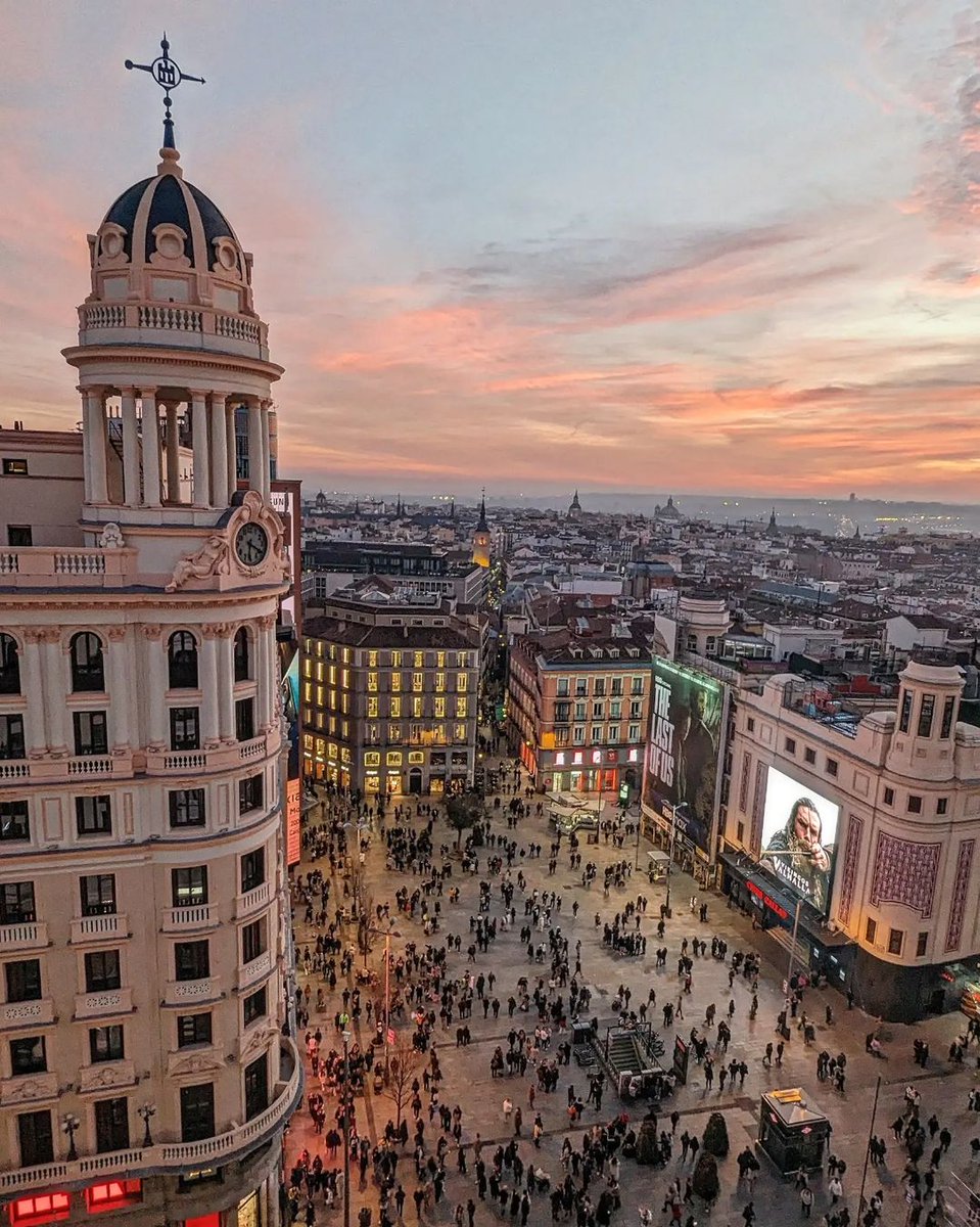 Impresionante atardecer desde la plaza del Callao en Madrid.

📷 <a href="/Guigurui/">Guido Gutiérrez Ruiz</a>
