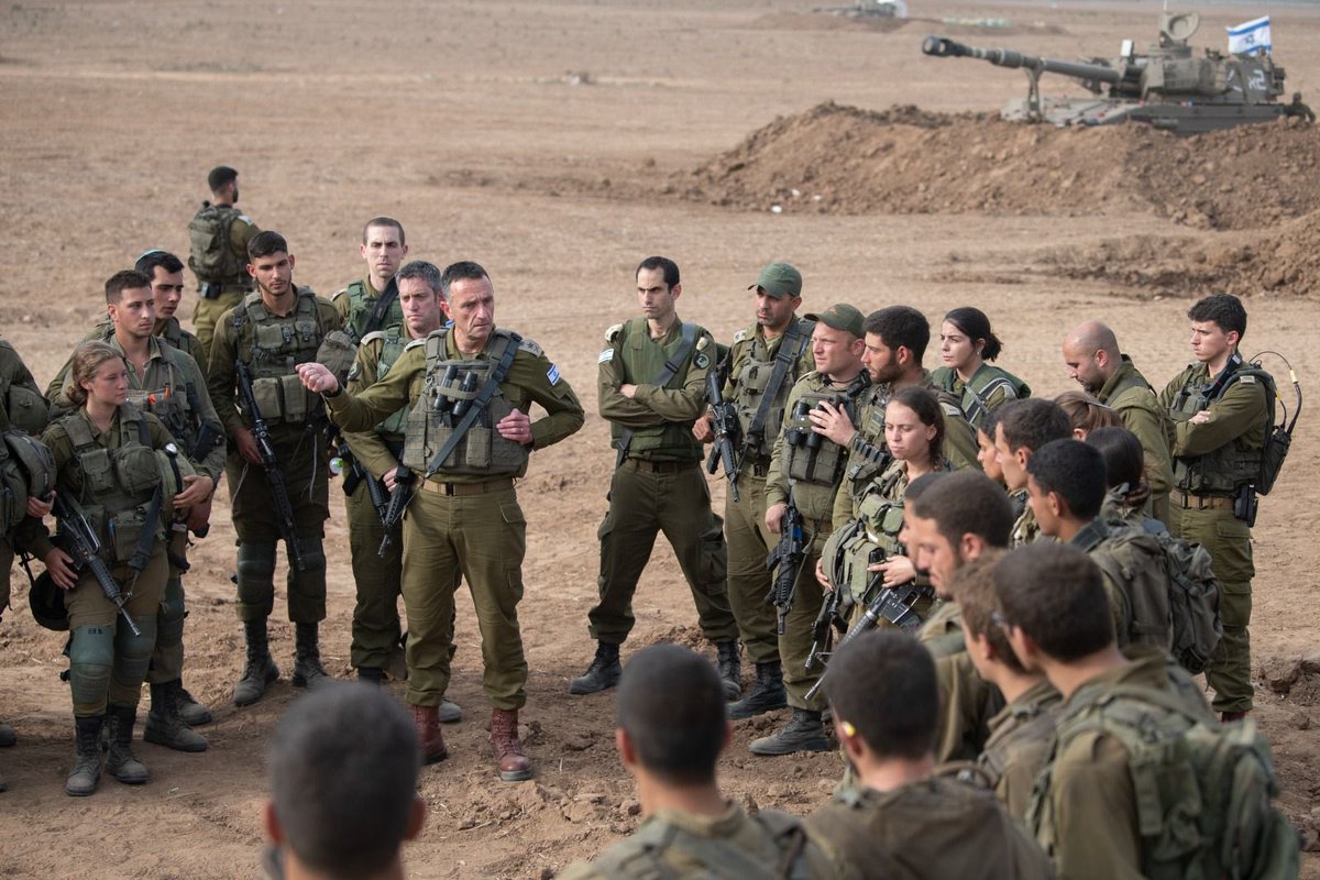 Tothanim_IDF's tweet photo. ״אני מאוד שמח לראות כאן לוחמות ולוחמים, מפקדות ומפקדים שעושים עבודה יוצאת מן הכלל״

מדבריו של הרמטכ״ל, רב-אלוף הרצי הלוי, במהלך ביקורו עם לוחמי ולוחמות תותחנים. https://t.co/Es8PemVjaC