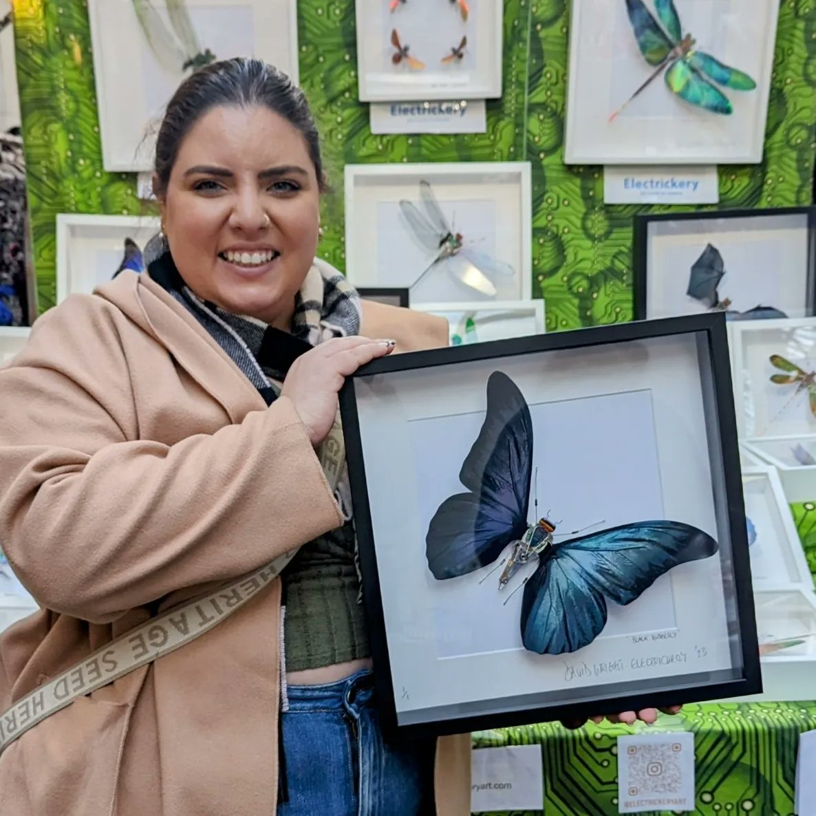 electrickeryart's tweet photo. Here are some more lovely people giving homes to some cool #Techsidermy #bugs.
Available online at https://t.co/8eWHtJ1ONi and at @spitalfieldse1 every weekend. Recycled computer art by David Wright.
#Electrickery #recycled #iridescent #dragonfly #bee #butterfly #damselfly https://t.co/YUUzfXAOKx