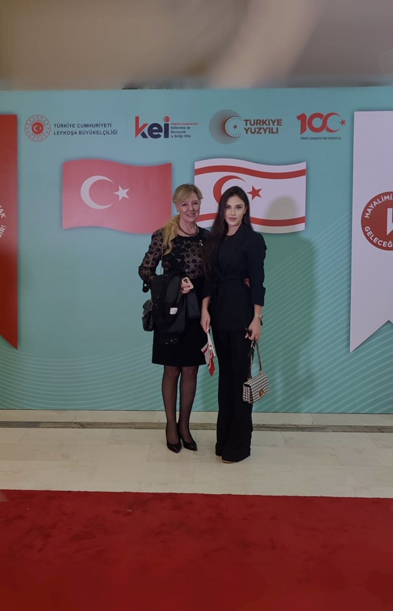 Kıymeti eşsiz, zerremize değin işleyen sonsuz duygularla bugün, idraki zorlayacak kadar özel.
Geceyi, 1923 davetli ile bir ağız ‘yaşasın cumhuriyet’ diyerek aydınlatmamıza vesile olan erkâna gönülden teşekkürler. 

Emniyet Genel Müdürümüz ile, hatırlamaya değer bir anı bırakayım.