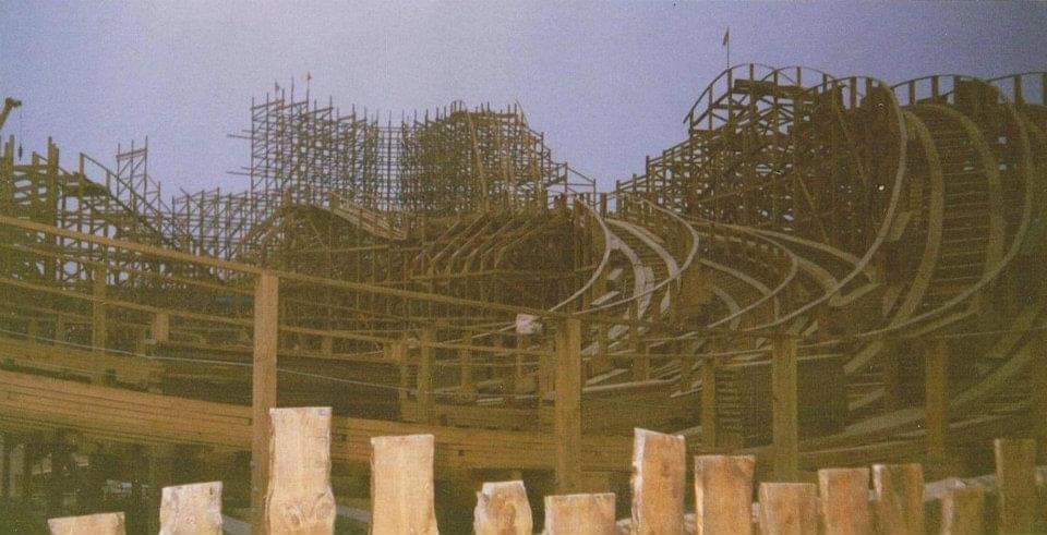 PAWave_es's tweet photo. ¡Stampida en construcción en el 1996!
#stampida
#potaventura
#portaventuraoficial
#portaventuraworld
#portaventuraworld🎢
#portaventura🎢
#tuhacesportaventura
#costadaurada
#themeparks
#themepark
#woodencoaster
#rollercoaster https://t.co/32EJQJcAki