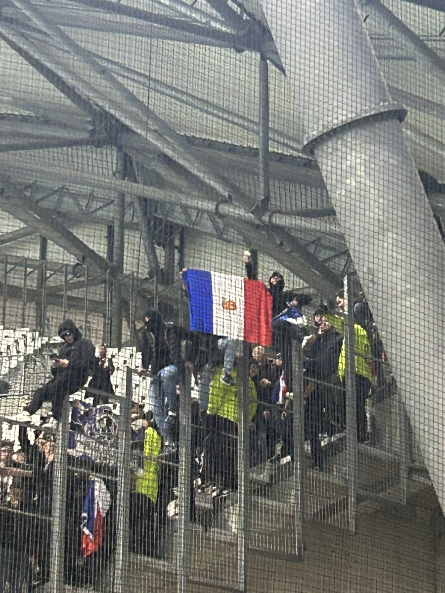 jonyterter's tweet photo. @stephenjulien Drapeau français avec le logo Justin Bridou https://t.co/8tvcZviW66