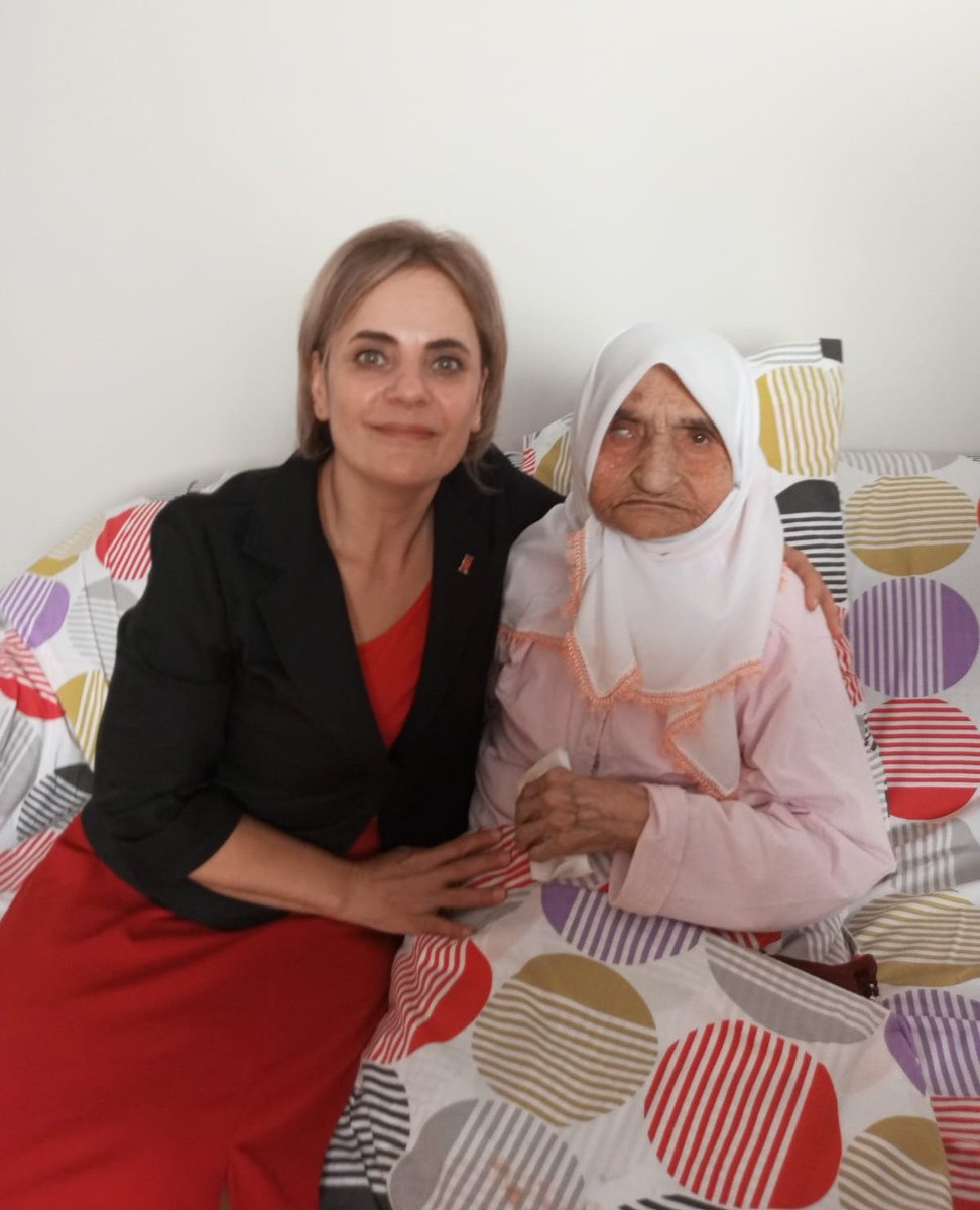 CUMHURİYETİMİZLE YAŞIT
          NİNEMİZ
Yüz yıllık yani bir asırlık  yaşını  kutladığımız Penpe Ninemizin kimlik kartını Sayın Valimiz taktim etti. Kendilerine sağlık, afiyet ve bereketli ömürlerinin devamını diliyoruz.
<a href="/itasyapan/">İbrahim Taşyapan</a>
<a href="/TCNufus/">Nüfus ve Vatandaşlık İşleri Genel Müdürlüğü</a>
#29EkimCumhuriyetBayramıKutluOlsun