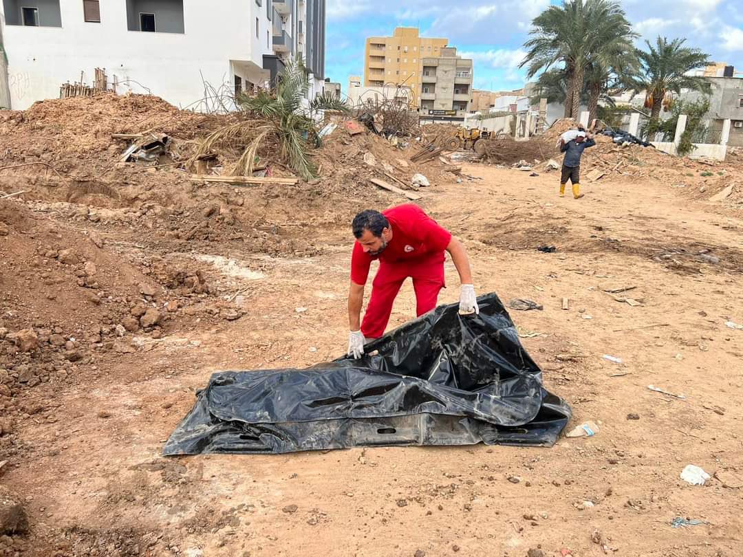 dernazoom's tweet photo. بعد 50 يوما على الفاجعة.. انتشال جثة متحللة وسط #درنة

في آخر 3 أيام تم انتشال نحو 20 جثة بين البر والبحر .. والمدينة تواجه مصير أمواتها دون حضور قوي من الدولة !!

ويريدون أن يقنعوننا بأن ضحايا طوفان درنة هم 4 آلاف فقط، لكن الأيام والأهالي يكذّبون ذلك

#ليبيا https://t.co/n5hxw4BfNT