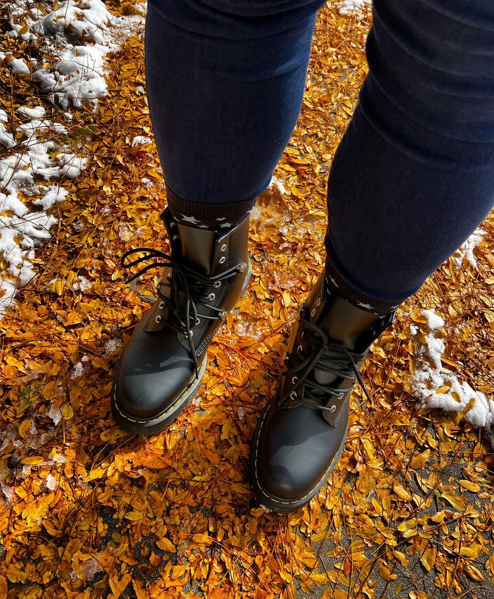 Clash of the Seasons 🍂❄️🍁

#drmartens #halloween #autumn #winter #snow #fallingleaves #coloradolife #boots #blackboots #feet #bootlovers #laceupboots #photooftheday #cutesocks