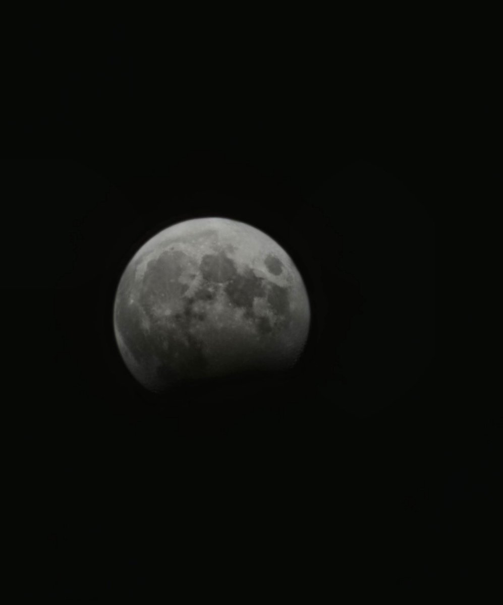 Sleepingcurse23's tweet image. Same moon, different night 
#LunarEclipse #cloudymoon