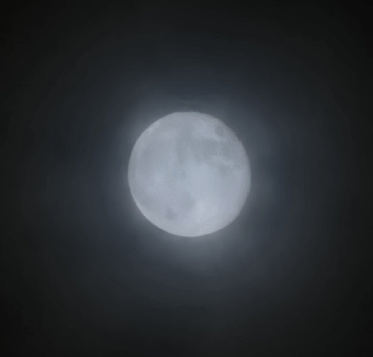Sleepingcurse23's tweet image. Same moon, different night 
#LunarEclipse #cloudymoon