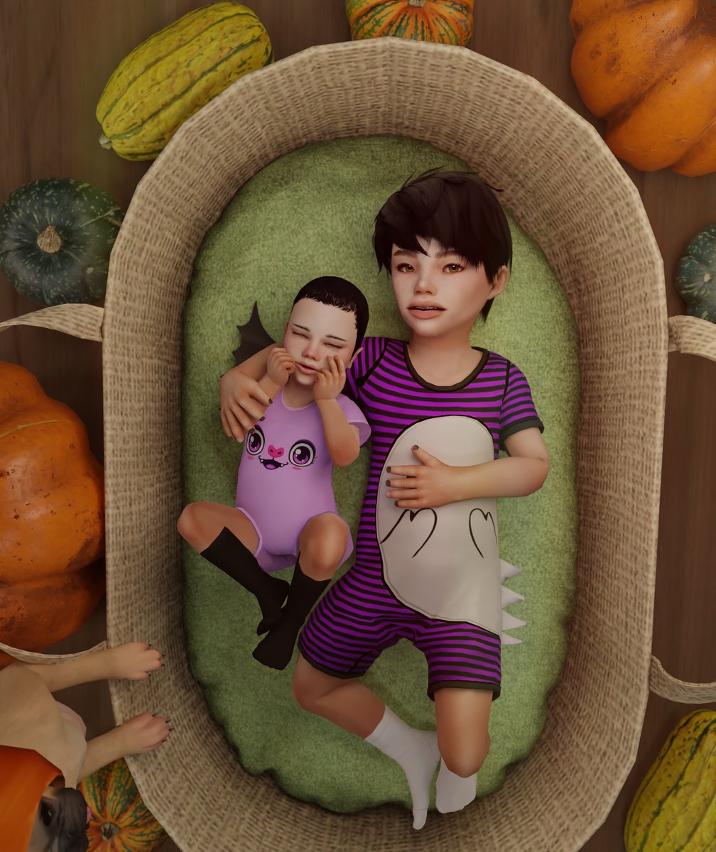 HanLovesNori's tweet photo. Making Jack-o-Lanterns 🎃 https://t.co/CfdfGWF8oW