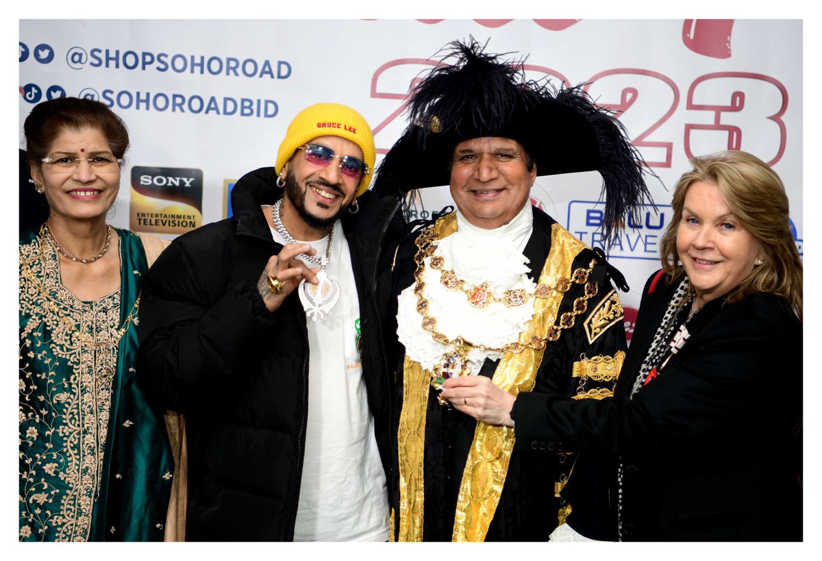 .@jazzyb and @BrumLordMayor both proudly wearing medals of honour. Jazzy B with the #Sikh Khanda, indicating the integration of both spiritual and temporal sovereignty together and not treating them as two separate and distinct entities The Lord Mayor's medal sporting the