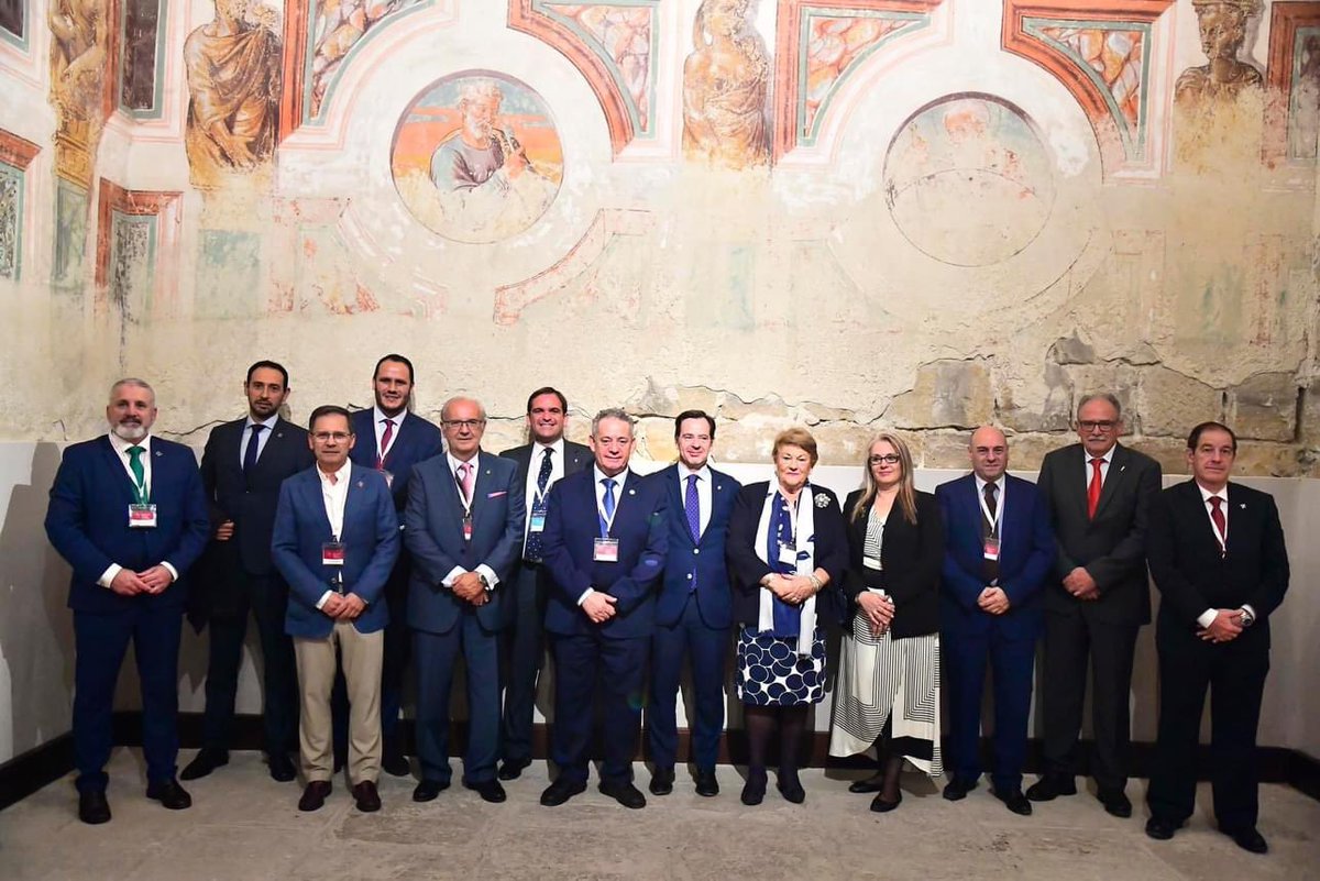 ayto_merida's tweet photo. ✝️ Úbeda cede el testigo a Mérida para la celebración del II Congreso de de Semana Santa y Ciudades Patrimonio en 2024 @GrupoCPHE @congresossyccpp @jcofradiasmerid
Enlace a la noticia 👉 https://t.co/magiMdzg7j https://t.co/uOlJ2e66Dt