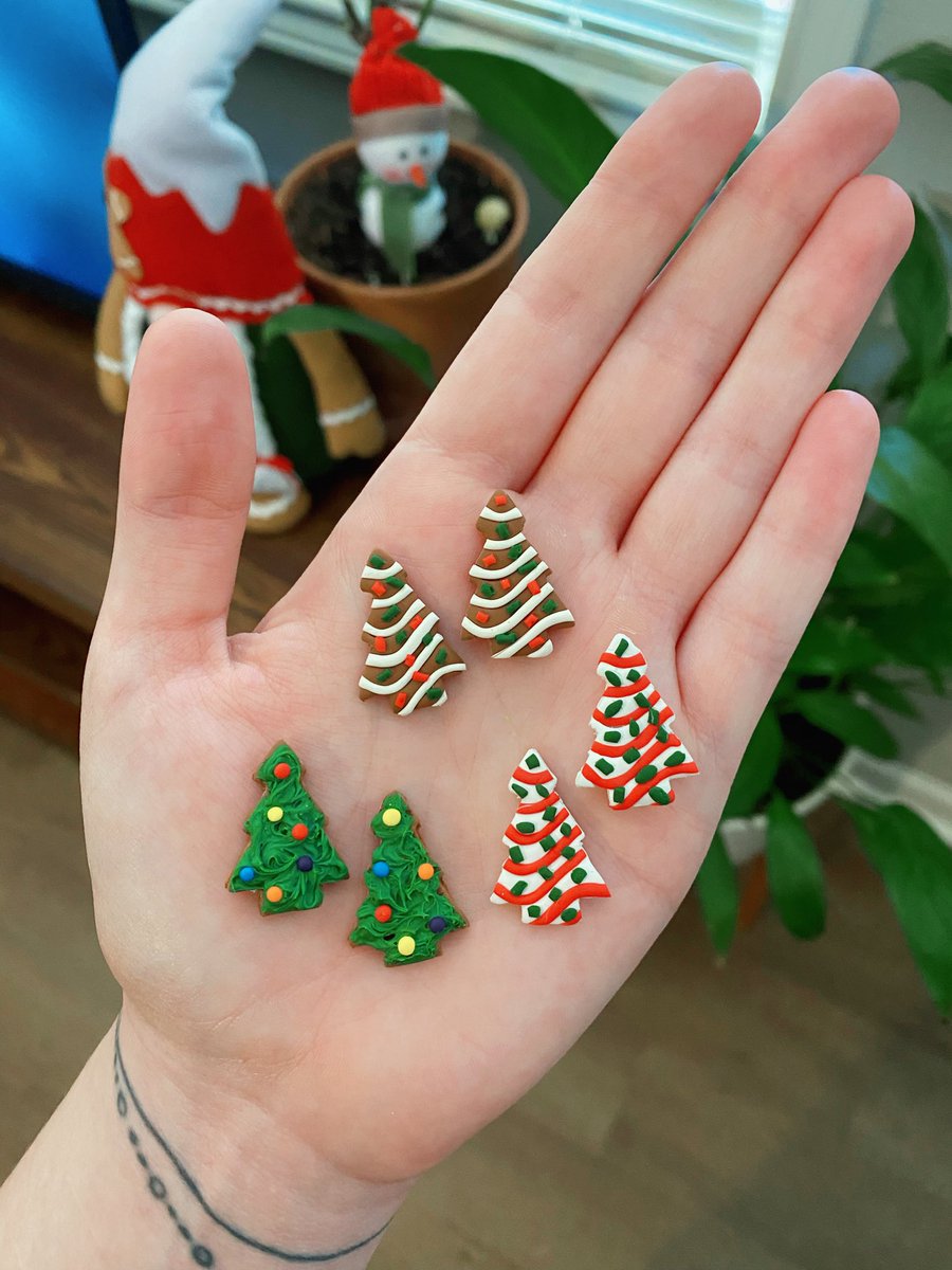 kyaabaird's tweet image. Oh Christmas tree, oh Christmas tree 🎄
The gangs all here!!

Holiday studs will be available on 11/3 @ 2pm cst.

All earrings are hand sculpted w/ polymer clay and nickel free.