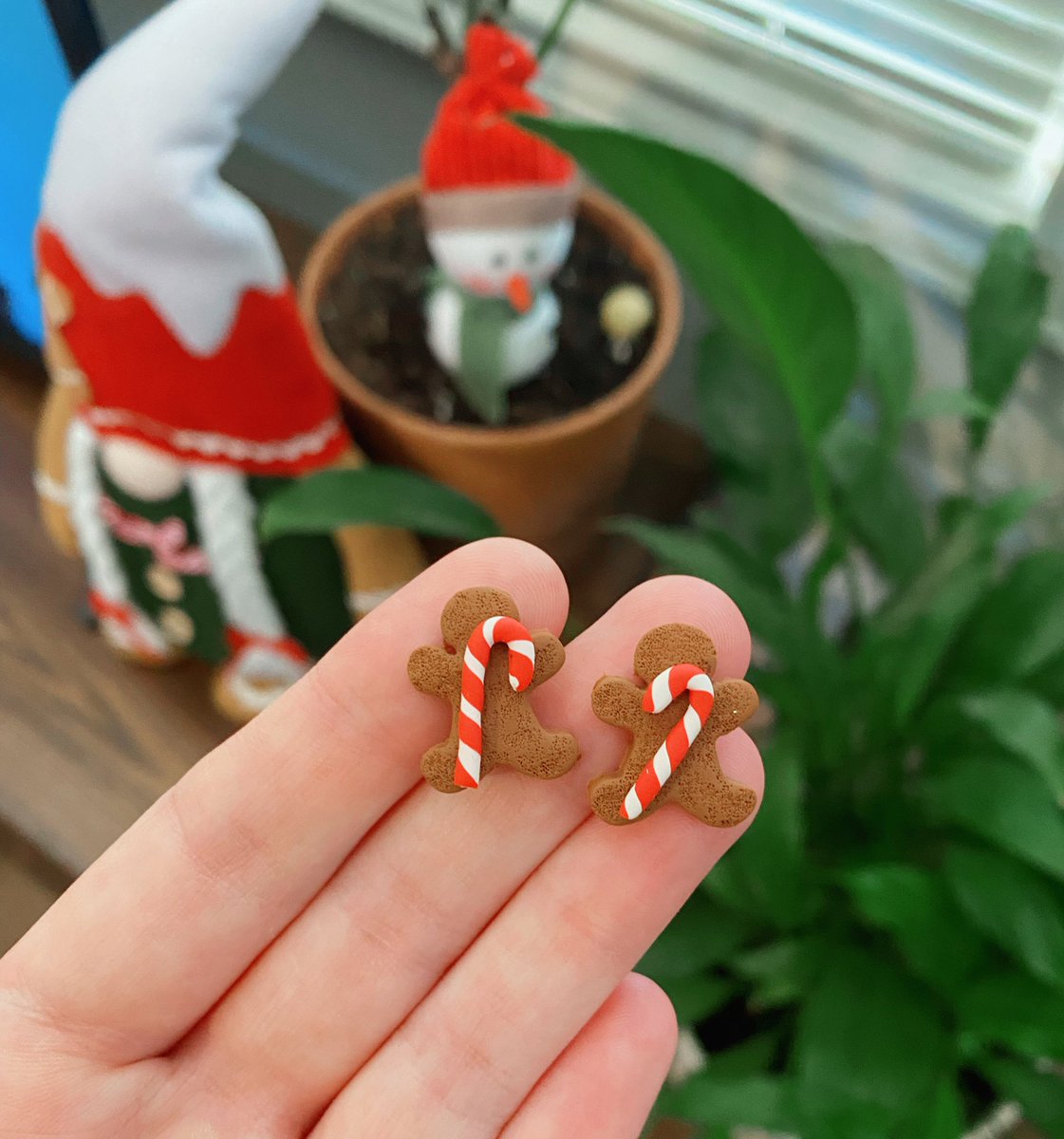 kyaabaird's tweet image. The cutest little gingerbread men!!
Studs will be available on 11/3 @ 2pm cst ❤️✨