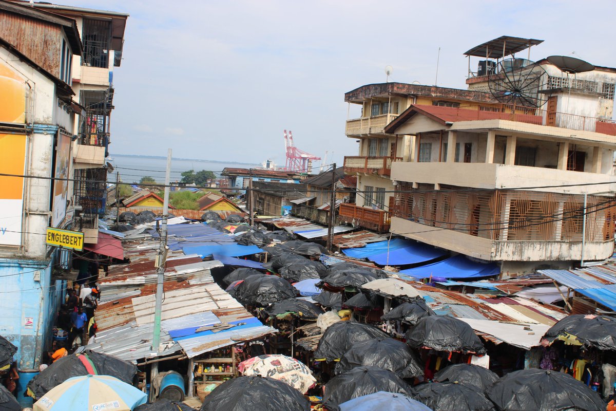 MEERsrm's tweet photo. In #Freetown, black polythene sheeting is used as a shade option. However, this is not an effective solution as it has no cooling benefits. #MEER's reflective materials can improve heat adaptation in markets suffering from thermal intolerance. https://t.co/K2vHh2o2mZ