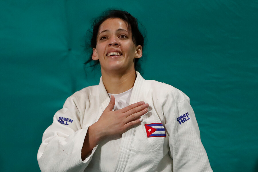 Gómez golpeándose el pecho emocionada