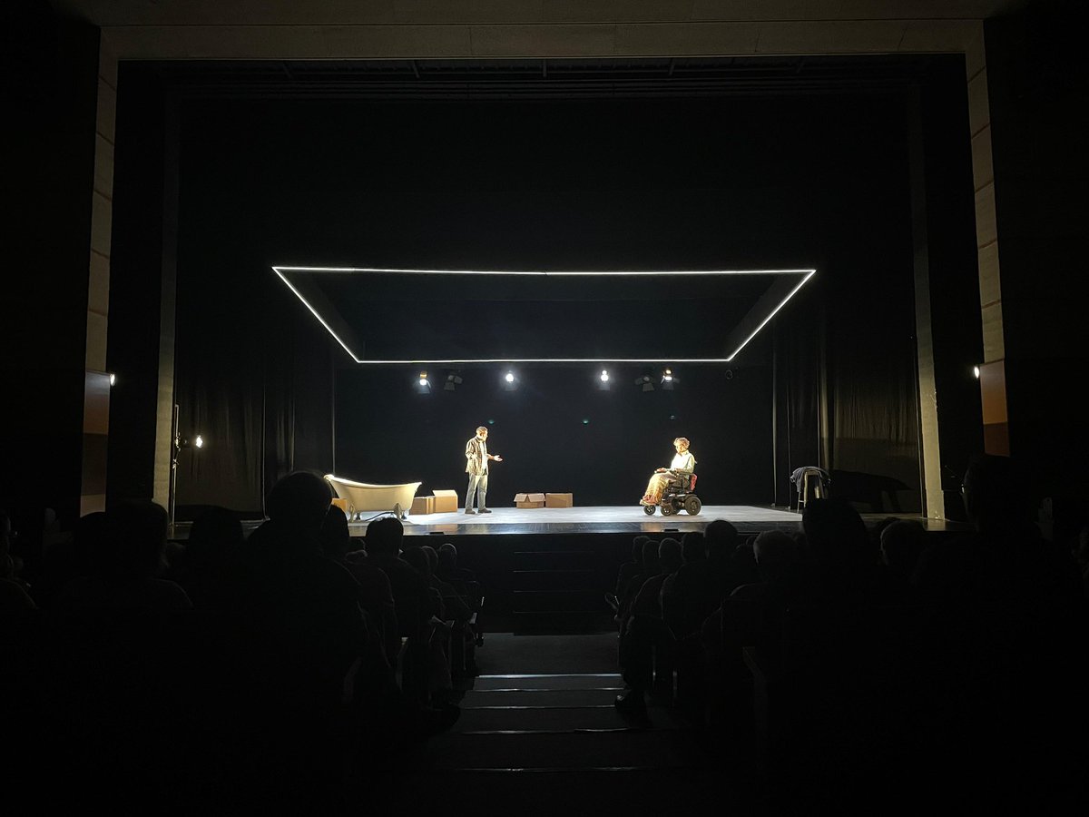 Prop de 300 espectadors a la primera obra teatral de gran format de la temporada de tardor al Teatre Municipal de Balaguer. 'Cost de vida' de Martina Majok, interpretada entre d'altres per Julio Manrique, i que s'ha pogut veure aquest diumenge radiobalaguer.cat/portal/63/inde…