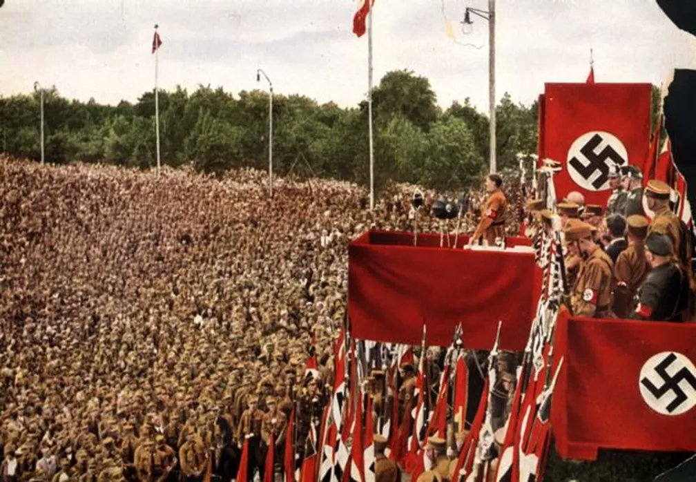 Essa foi a última vez que multidões se reuniram para "caçar" Judeus.

É hora de se levantar contra esse maldito movimento NAZISTA que está tomando conta do mundo.

DIGA NÃO AO NAZISMO!
DIGA NÃO AO ANTISSEMITISMO!

Não podemos permitir a volta do Nazismo!