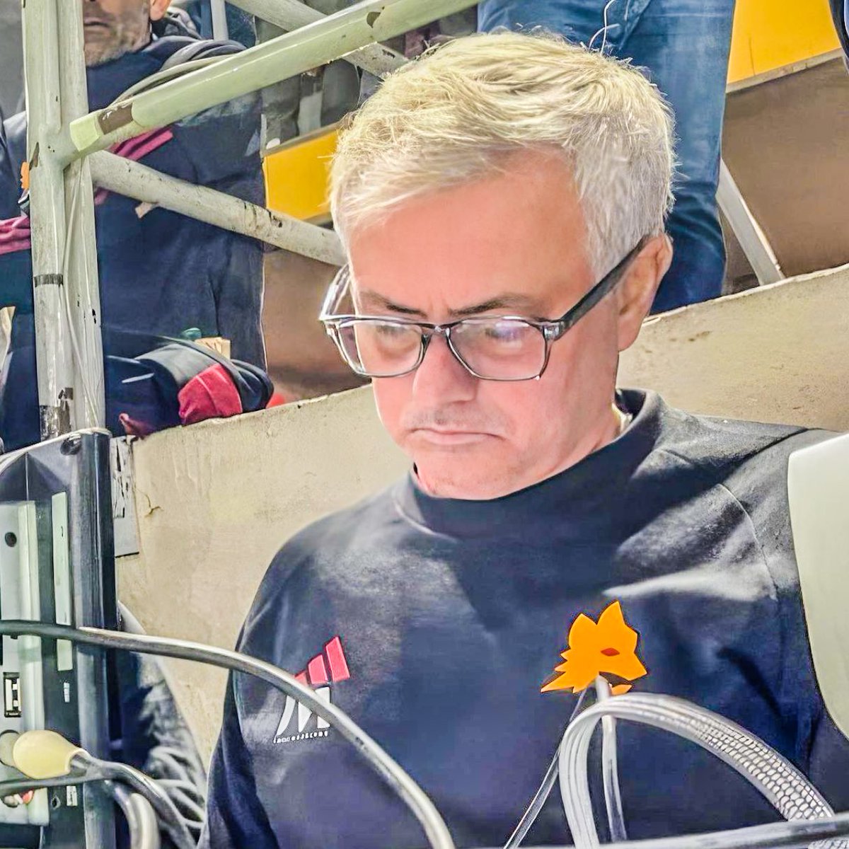 eurofootcom's tweet photo. 🇵🇹💬 José Mourinho: "There isn't much respect for my players. The referee's attitude with N'Dicka and Mancini immediately shows everything."

"Thanks to the gift of Serie A... because we couldn't play on Monday but we had to play on Sunday." (Roma TV via @marifcinter) https://t.co/uYhqe8NpAu