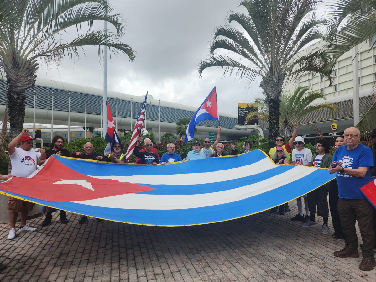 carantosan's tweet photo. Cubans living in #Florida, members of social movements and #US friends of #Cuba demanded today at the #Miami airport the lifting of the blockade and the removal of Cuba from the #SSOT list. #NoMoreBlockade #CubaIsNotAlone https://t.co/j4BA7QUgSa