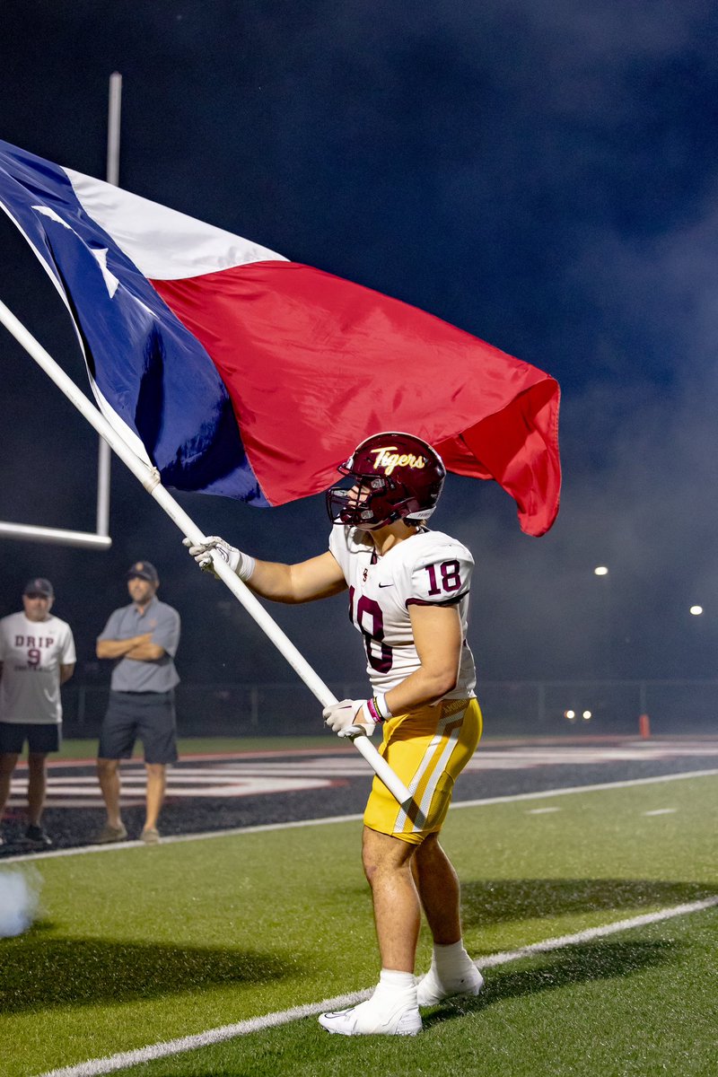 FuerteFoto's tweet photo. Another great #FridayNightLights for the #alwaysconsistent #alwaysexciting #touchdowntyndall @JackTyndall15 @DripFB @ben_reid31 @OneTigerNation @PigskinsDs @DrippingTigers https://t.co/Bt2gtTIEAh