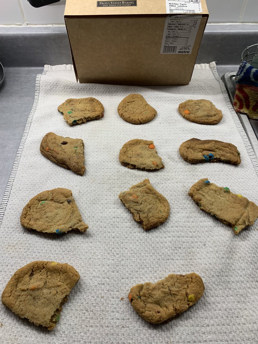 Sandradavis1's tweet photo. @MetrocanadaSCS this is the condition of the cookies I just bought. Had enough good ones to bag them for kids lunches -13 cookies in total but this is the way they came out of the box from the bakery! Zero quality control! https://t.co/SAzBGv312w