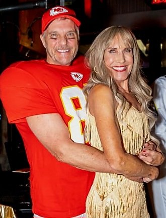 gfcarroll's tweet photo. Halloween Date Night! #NFLTwitter #NFL #taylorswift #kelcetravis #tbirdcooper #Halloween2023 https://t.co/JMdyTIdSox