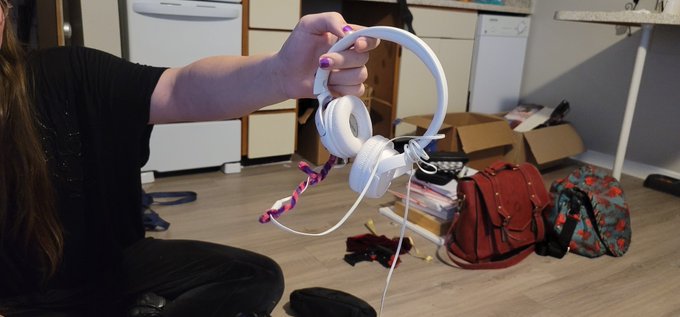 Girlfriend found her old headset 🥰 https://t.co/Xdbyqv0mCQ