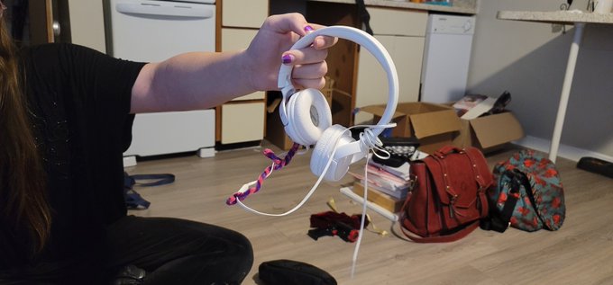 Girlfriend found her old headset 🥰 https://t.co/Xdbyqv0mCQ