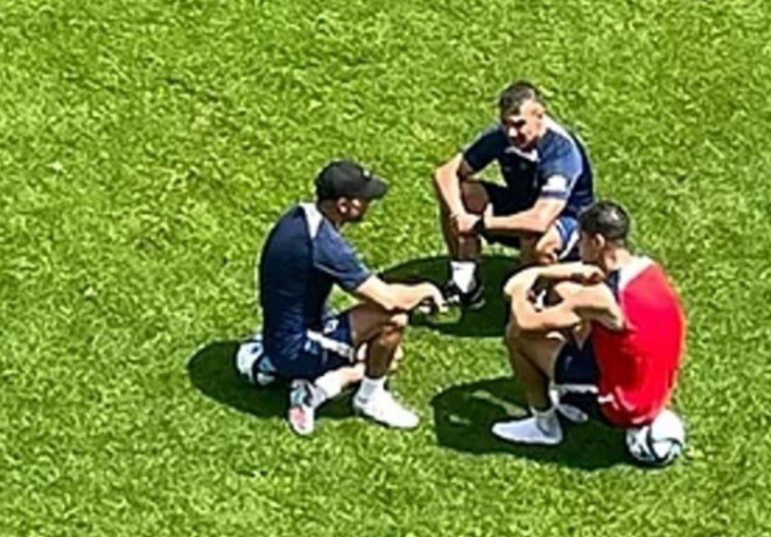 - Simeone: Morata, ven aquí.

+Morata: Dime.

- Sabes lo que es el fuera de juego, no?

+ Claro Mister.

- Y... Que es?

+ Pues el fuera de juego es cuando te vas del partido, estás fuera del terreno de juego.

- ...

+ Si, no?

- Siéntate, te voy a enseñar a ser el mejor