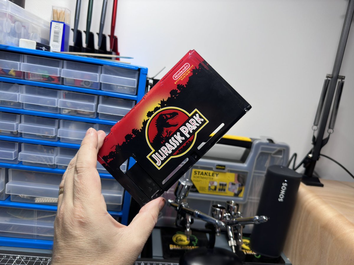 retrogearcustom's tweet photo. First time painting a switch case. These things have a great canvas! #NintendoSwich #jurassicpark #JurassicWorld #retrogamer https://t.co/GG650ef9Zr