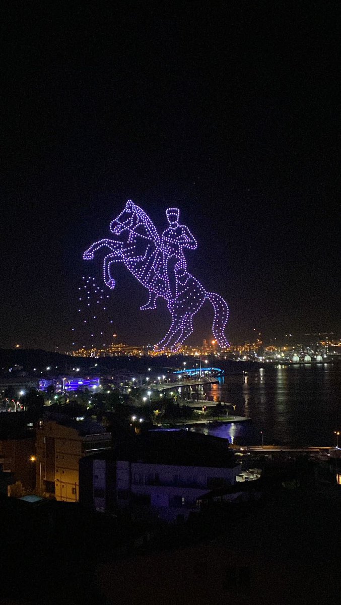 Aliağa Belediyesi’nin düzenlediği Yaşasın Cumhuriyet drone gösterisi 👏🇹🇷