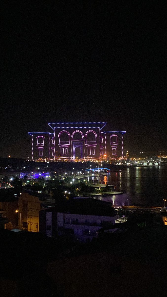 izmirgibiyiz's tweet photo. Aliağa Belediyesi’nin düzenlediği Yaşasın Cumhuriyet drone gösterisi 👏🇹🇷 https://t.co/Gzclgfu3AP