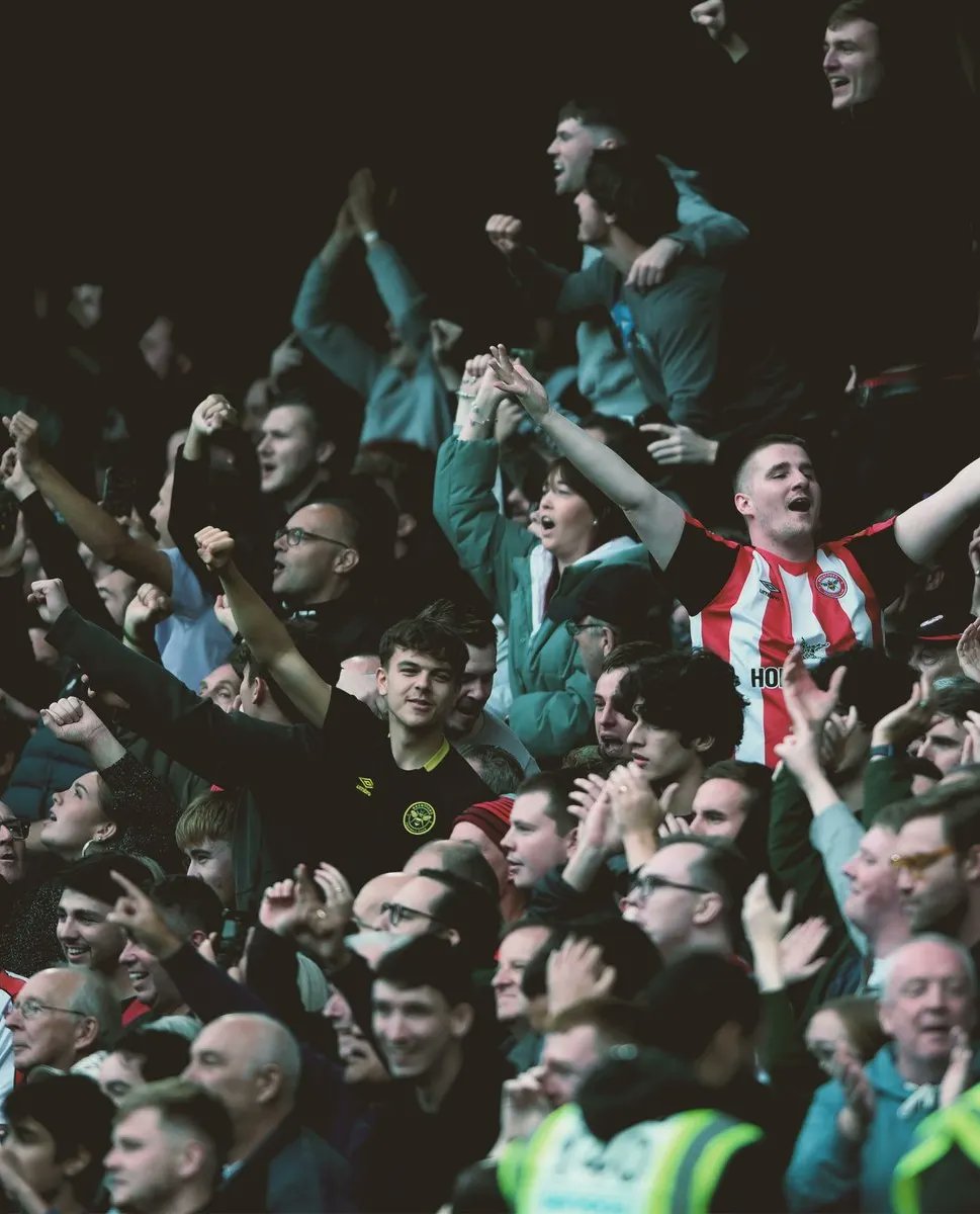BrentfordFC's tweet photo. Winning weekends ❤️🐝 https://t.co/YY4vuqzP8N